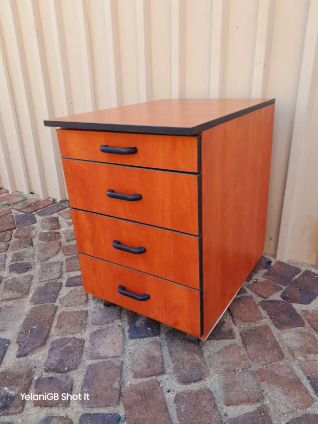 Windsor Cherry Mobile Pedestal